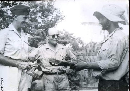 1 PHOTO NOIR ET BLANC SERVICE PRESSE INFORMATION : LE COLONEL EDON AU COURS DE L'OPERATION REPTILE DANS LE DELTA TONKINOIS;LE CAPORAL BOUCHAID BENFATMI DE SIDI SILIMANE (MAROC) LUI PRESENTE UN FUSIL QU'IL VIENT DE RECUPERER DANS UNE CACHETTE REBELLE.