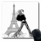 NON-SLIP & STEADY BASE: respaldo antideslizante, con respaldo con respaldo antideslizante, evita que el mousepad se deslice. Forma de rectángulo clásico, funcional y decorativo. No se utiliza pegamento ni productos químicos dañinos para sujetar la superficie del paño suave a la base antideslizante.