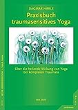Praxisbuch traumasensitives Yoga: Über die heilende Wirkung von Yoga bei komplexen Traumata. Mit DVD Mit einem Vorwort von David Emerson by Dagmar Härle, David Emerson