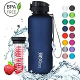 ✔ SPÜRE DEN UNTERSCHIED - Die spezielle samtige Beschichtung sorgt für ein unbeschreibliches Gefühl - bei gleichzeitiger moderner & minimalistischer Optik. Perfekt mit nur einer Hand unterwegs zu bedienen - dank 1-KLICK Trinkverschluss. Mit der Trageschlaufe hast du deine Flasche stets an deiner Seite. Trinke immer hygienisch durch den Schutz vor Schmutz & Staub - das neuartige Federsystem 2.0 sorgt dafür, dass die Verschlusskappe noch beim 1000sten Öffnen aufspringt wie am ersten Tag.