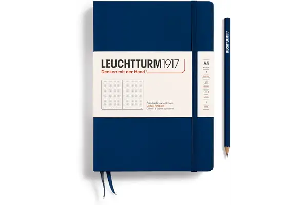 LEUCHTTURM1917 342925 Libreta Medium (A5) 145 x 210 mm, Tapa Dura, 251 páginas numeradas, Azúl Marino, Puntos