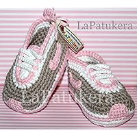 Babyschuhe häkeln, Unisex. Stil, Nike. Farbe Grau und Rosa Baby, aus 100% Baumwolle, 4 Größen 0-12 Monate. handgefertigt in Spanien. Turnschuh gehäkelt gestrickt. Geschenk fürs Baby