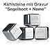 Produktbild Whisky Steine mit Gravur "Segelboot mit Wunschname" + gratis Samtbeutel ** 4 wiederverwendbare Edelstahl Eiswürfel ** kühlen Sie Ihre Getränke mit Stil ** keine Verwässerung mehr für puren Trinkgenuss ** Hersteller: vacu vin ** Whiskey Kühlsteine Ice Cubes Set