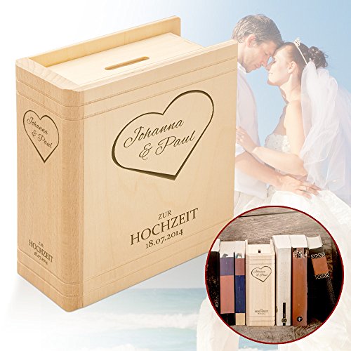 Spardose - Buch aus Holz zur Hochzeit mit Gravur - "Namen im Herzen zur Hochzeit " - Personalisiert mit [WUNSCHNAMEN] und [DATUM] - edles Ahorn Holz - 13,5 cm x 16,5 cm x 6,5 cm
