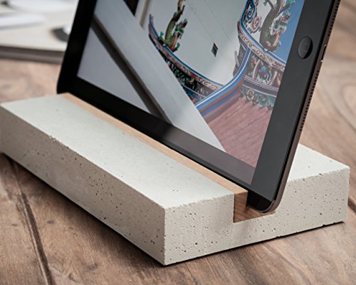 WOOD U? STYLE – Halterung für iPad und Tablets aus Beton mit schöner Holzleiste (Nussbaum) - 2