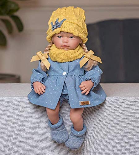 Bambole Guca - Bambola con Ananas, 38 cm, Vestito Blu con Pois panche, Berretto con Sciarpa Senape e Scarpe da Gioco Reborn, Multicolore (910)