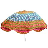 La sombrilla está adornada con bordados multicolores.