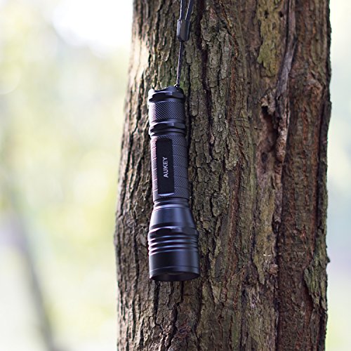 AUKEY Taschenlampe mit einstellbarem Fokus, Weiß und UV Licht Modi, Wasserdicht, 18650 wiederaufladbare Batterie Outdoor Taschenlampen für Camping(Schwarz LT-SET8) - 5