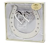 Elfenbein-emaillierte und mit Diamanten versehene Details machen dieses zu einem schönen Geschenk. Das Hufeisen wird auf einem seidenen Sockel in einer eleganten gelben Geschenkbox präsentiert.