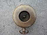 Unter der Glasabdeckung ist eine schöne, detaillierte Messing Kompass.