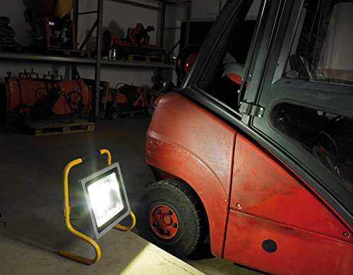 Brennenstuhl Mobile Chip-LED-Leuchte / LED Strahler außen und innen (Außenstrahler 50 Watt, Baustrahler IP65, LED Fluter Tageslicht) Farbe: silber/gelb - 3