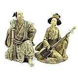 Die Geisha Glamour Figur aus Kunstharz im authentischen Stil mit traditionellen Haarverzierungen verkleidet, verfügt über eine kniende Figur mit japanischem Musikinstrument.