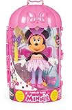 Minnie ahora es una fantástica brillante Hada, aún más mágicamente fashion! Viene con dos vestidos de tejido en magníficos colores de hadas y muchos accesorios para completar el look: tiaras y lazos, alas, varita, zapatos, bolsos y muchos más! Las nuevas Minnies vienen con un toque extra de brilli-brilli y purpurina, para ser aún más fashion! Diviértete a descubrir y vestir como quieras tu nueva Fashion Doll de Minnie! Además, puedes jugar sus accesorios con todas las otras fashion dolls, para aún más diversión! Colecciónalas todas!