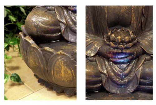 Beleuchteter Buddha-Brunnen mit Blüte - 3