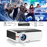 【Altavoces incorporados y configuración fácil】 Potente altavoz de 10w, soportado por dolby, El proyector produce un sonido envolvente nítido. El audífono de 3.5mm puede funcionar con tu barra de sonido. Frecuencia de actualización: 60Hz, juegue videojuegos sin retraso de pantalla y movimiento borroso. Soporte de proyección frontal, posterior y de techo, Soporta corrección de distorsión trapezoidal vertical de ± 15 °, giro de imagen, enfoque de lente y zoom.
