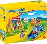 Juhu! Gran diversión en el parque infantil con columpio y tobogán.
