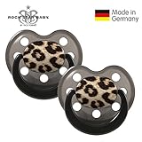 baby leopardgecko Zwei Schnuller im Set, jeweils mit ✔ Schutzkappe für extra hygienische Aufbewahrung. Der kieferfreundliche Silikon-Schnuller hat die Größe 3 und ist speziell für Babys und Kleinkinder ab 18 Monaten