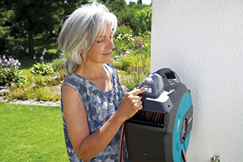 Gardena 8025-20 Schlauchbox Comfort 35 roll-up automatic Li; zur Wandmontage (Einzug über Lithium Ionen Akku per Tastendruck; Box um 180 Grad schwenkbar) Schlauchlänge 35 m - 5