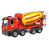 Die Trommel des Betonmischers kann durch eine im Wassertank ausklappbare Handkurbel gedreht werden