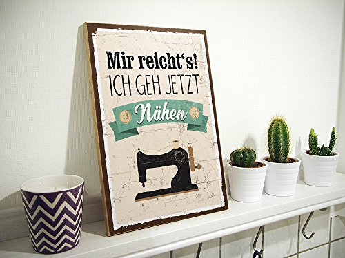Holzschild mit Spruch – MIR REICHTS, ICH GEH JETZT NÄHEN – shabby chic retro vintage nostalgie deko Typografie-Grafik-Bild bunt im used-look aus MDF-Holz, Schild, Wandschild, Türschild, Holztafel, Holzbild mit Zitat / Aphorismus als Geschenk und Dekoration zum Thema Nähzubehör, Nähmaschine, Handarbeit, Hobby, Nadel und Faden von TypeStoff (19,5 x 28,2 cm) - 2