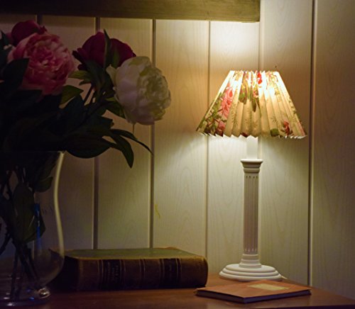 Kleine Landhaus Tischlampe aus Holz E27, rund-oval, antik-weiß matt mit Karton-Plisseeschirm'Rose' rund, H=40cm, Schirm D= 22cm Energieklasse A++ bis E