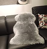 Premium-Schaffell, platin - grau von LANABEST. Spitzenqualität! Echtes Naturfell mit besonders zarter, warmer und kuscheliger Wolle. Geruchsarm! Ein wohnlicher Blickfang auf jedem dunklen Sofa oder als Teppich. Eine Wohltat beim Sitzen. Geschenk- Qualität. Im Sofortversand. Moderne Farbe: platin-grau