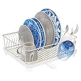 MUCHO ESPACIO: El escurridor de vajilla cuenta con 18 ranuras para platos y un práctico porta cubiertos. Los 7 ganchos de los lados brindan espacio adicional para tazas, copas y vasos.