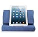 Produktbild Scoolr Tablet-Halter, Kissen – iPad Kissen Tablet Gepolsterte Ständer Sofa Book Rest Unterstützung Lesen Keilkissen für Bett/Book/iPad/Nexus/Galaxy mit Pocket (Cowboy-blau)