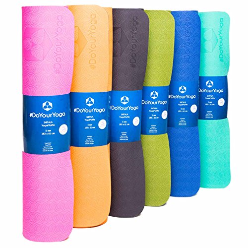 Rutschfeste Yogamatte »Shitala« aus umweltfreundliche und hypo-allergene TPE hergestellt ( Maße: 183 x 61 x 0,5 cm ) inkl gratis Tragebänder für die Matte – die ideale Matte für Yoga & Pilates – natürlich geruchslos / in den Farben schwarz, blau, grün, orange, türkis und pink / auch als Sportunterlage / Fitnessmatte bzw. Gymnastikmatte verwendbar. Die Oberfläche ist rutschfest, angenehm, strapazierfähig & langlebig. - 9