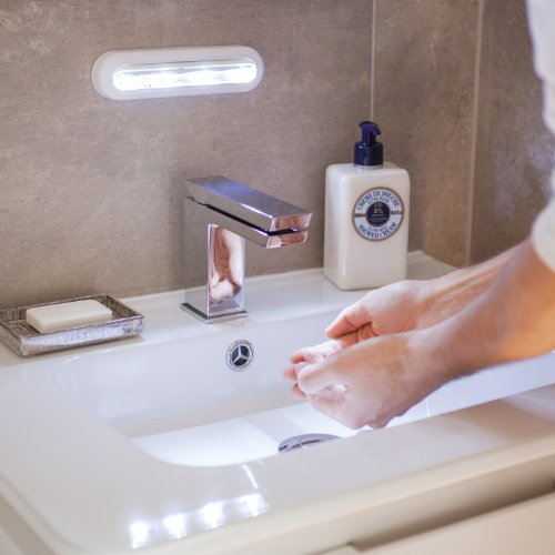 Lights4fun Lot de 2 Lampes de Placard 'Tactile' à Piles 4 LED Blanches Orientables et Fixation Autocollante 3M