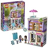 Zum Zubehör gehören eine auf Wasser reagierende Leinwand, eine Palette, ein Pinsel, eine Schere, eine Farbflasche, Gemälde, eine Kasse, Geld, ein Werbeschild für die Kunsthandlung, ein Cookie und eine Tasse