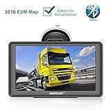 【7 Zoll übersichtliches Display】Das Navi ist mit einem hochwertigem LCD-Display ausgestattet, auf dem die Karten mit einer Auflösung von 800 x 480 Pixeln angezeigt werden. Zusätzliche Funktionen sind durch das Windows 6.0 Betriebssystem möglich. Eingebaute wiederaufladbare 1000 mAh Li-Batterie für bis zu 20 Minuten Laufzeit, die von einem Reise- und Autoladegerät betrieben werden kann