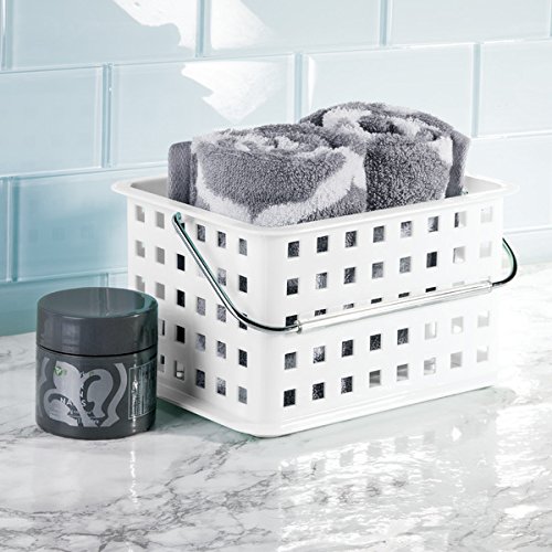 mDesign Aufbewahrungskorb weiß mit Griff – schöner Organizer für das Badezimmer – aus beständigem Kunststoff – perfekt zur Aufbewahrung von Badartikeln wie Shampoo, Handtüchern, Seife und Kosmetika – Größe: Klein - 2