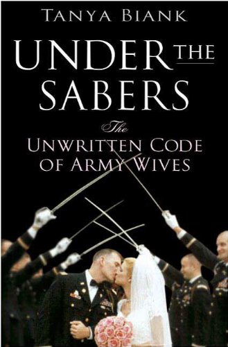 Under the Sabers: The Unwritten Code of Army Wives (English Edition) livre