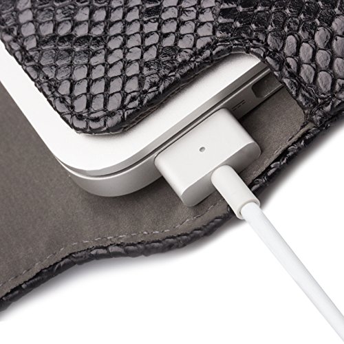 MacBook Pro & Air 13“ Tasche | passend für 11.6 bis 14.0 Zoll Laptops | Cobra Optik schwarz | iCues Piquante Etui | weitere Leder-Imitat – und Farbvarianten verfügbar | universelle Schutz-Hülle mit Geschenk-Box - 4