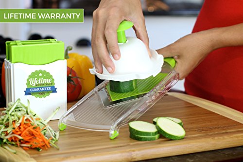 Die Twinzee Compact V-Hobel Mandoline Reibe – sie wird mit vier Aufsätzen mit Klingen aus rostfreiem Stahl geliefert und verfügt über einen praktischen Griff in schützender und ergonomischer Form. - 4