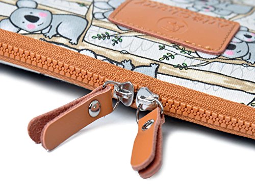 art&cherry © 17-17,4″ Universal Notebook & Laptop Schutzhülle / Hülle / Tasche aus feinstem Canvas-Gewebe 17Zoll z.B. Lenovo IdeaPad / HP Pavilion & ProBook / Samsung / Acer Aspire / Asus / Dell Inspirion / Aspire / MSI / Medion Akoya Muster Koala - 2