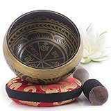 Incluye un Cuenco Tibetano de 4" (10 cm) en un Diseño Antiguo, una NUEVA Baqueta con Agarre Tipo Lápiz para Tocar Fácilmente y una NUEVA Almohadilla Tejida a Mano que no Atenúa el Sonido. Toca FÁCILMENTE tu cuenco tibetano y crea sonidos más duraderos y hermosos con nuestros NUEVOS Y EXCLUSIVOS diseños.
