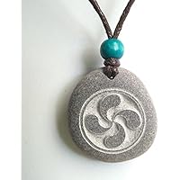 GESCHNITZTER ANHÄNGER AUS STEIN MIT EINEM LAUBURU