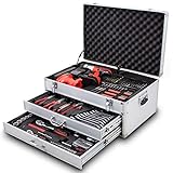 Dieser Werkzeugkoffer besticht durch sein umfangreiches Sortiment an Schlüsseln, Schraubern, Ratschen und mehr.