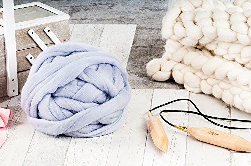 MEROLINO dicke, flauschige, extrem hochwertige Merino Wolle | 3cm starkes Garn | Wolle zum Stricken von Decken, Schals, Überwürfen | extrem weich, nicht chemisch behandelt (hellgrau) - 2