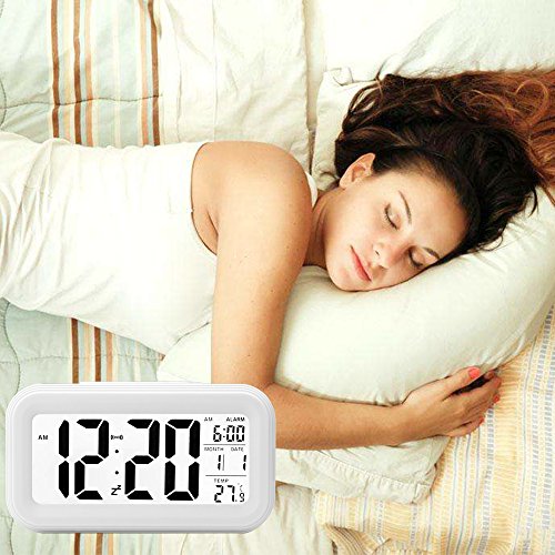 Ankoda® batteriebetriebener LED Digital-Wecker mit extra großem Display, Snooze, Datumsanzeige, Temperatur und Sensor Licht (weiß) - 6