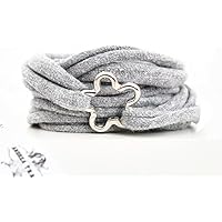 Armband Wickelarmband aus Stoff weich hellgrau oder in Wunschfarbe mit Blume silber aus Metall individuelle Valentinstag Geschenke