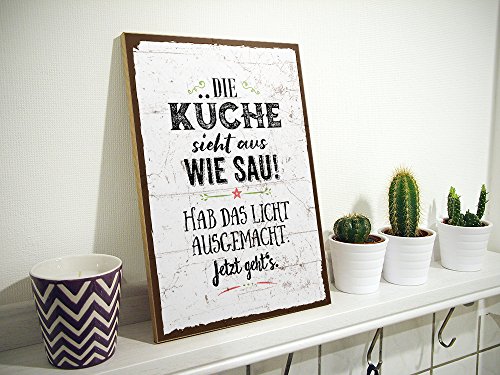 Holzschild mit Spruch – DIE KÜCHE SIEHT AUS WIE SAU – shabby chic retro vintage nostalgie deko Typografie-Grafik-Bild bunt im used-look aus MDF-Holz, Schild, Wandschild, Türschild, Holztafel, Holzbild mit Zitat / Aphorismus als Geschenk und Dekoration zum Thema Prioritäten, Lebens-Freude, Hausputz, Ordung, Reinigung und Sauberkeit von TypeStoff (19,5 x 28,2 cm) - 2