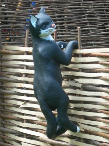 Figur Katze kletternd Höhe 65 cm Tierskulptur aus Kunstharz