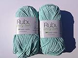 lanas rubi macrame composición: 100% algodón peso/longitud: 100 g, aprox 187 m agujas: tricotar 4, crochet 4 mm labor: 10 x 10 cm = 19 puntos x 34 vueltas tratamiento:lavado a máquina, máx 40 °c/ no planchar Un algodón para dar a tus creaciones un aspecto rústico Lo natural está de moda y este algodón reciclado dará a tus labores el aspecto rústico que buscas. Hilado con algodón 100% reciclado, le confiere una textura rústica que se refleja en la naturalidad de las tonalidades de sus 16 colores. Fácil de tejer,
