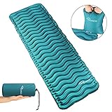 colchon inflable camping 【FÁCIL DE INFLAR Y DEFLAR】 Distinguido de otras almohadillas de aire que requieren respiración para inflarse, ¡esta viene con una bolsa de aire para inflar fácilmente la almohadilla, ahorrando tiempo y energía y es perfecta para los monstruos! Recordatorio cálido: después de que su almohadilla para dormir esté completamente inflada, confirme que las dos válvulas estén bien cerradas antes de usarlas.