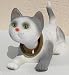 Produktbild RAKSO Wackel Figur Katze hell grau Wackelfigur H 15 cm groß liegend Dekofigur mit Wackelkopf Gartendeko Gartenskulptur