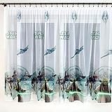 Genau das Richtige für echte Star Wars-Fans: tolle dekorative Gardine mit dem beliebten Yoda, mehreren Kriegern und Raumschiff. Star Wars so ganz hautnah erleben! Ein tolles Geschenk für Jungen!