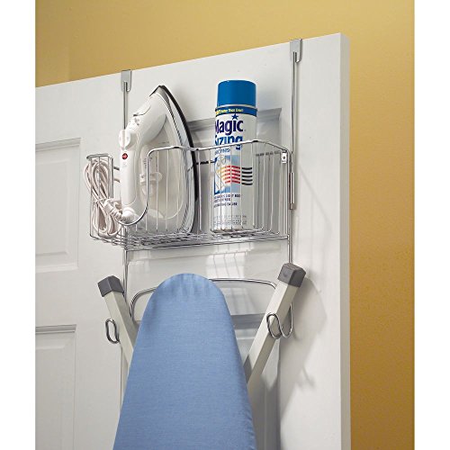 mDesign Bügelbretthalter mit Korb für Bügeleisen – zum Hängen über die Tür, Chrom - 2